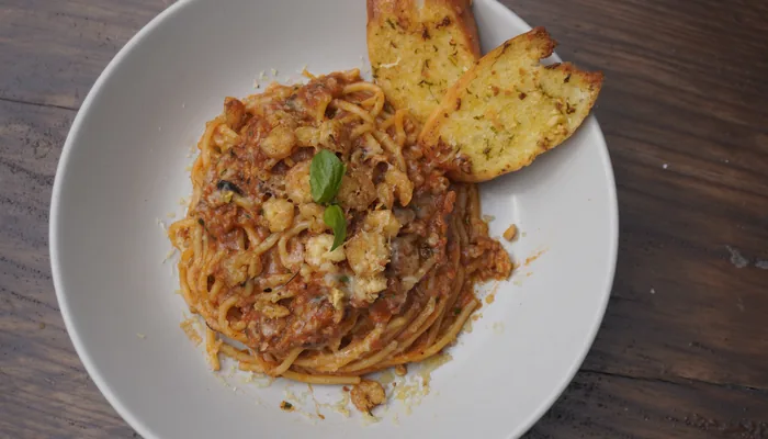 Spaghetti in tomato sauce served with garlic bread